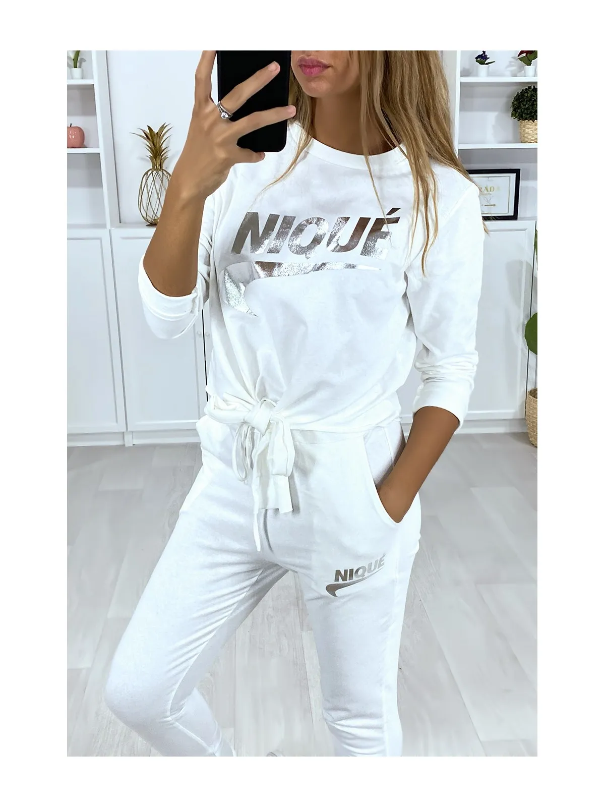 Ensemble blanc avec poches au jogging et noeud et écriture dérivé de marque argenté