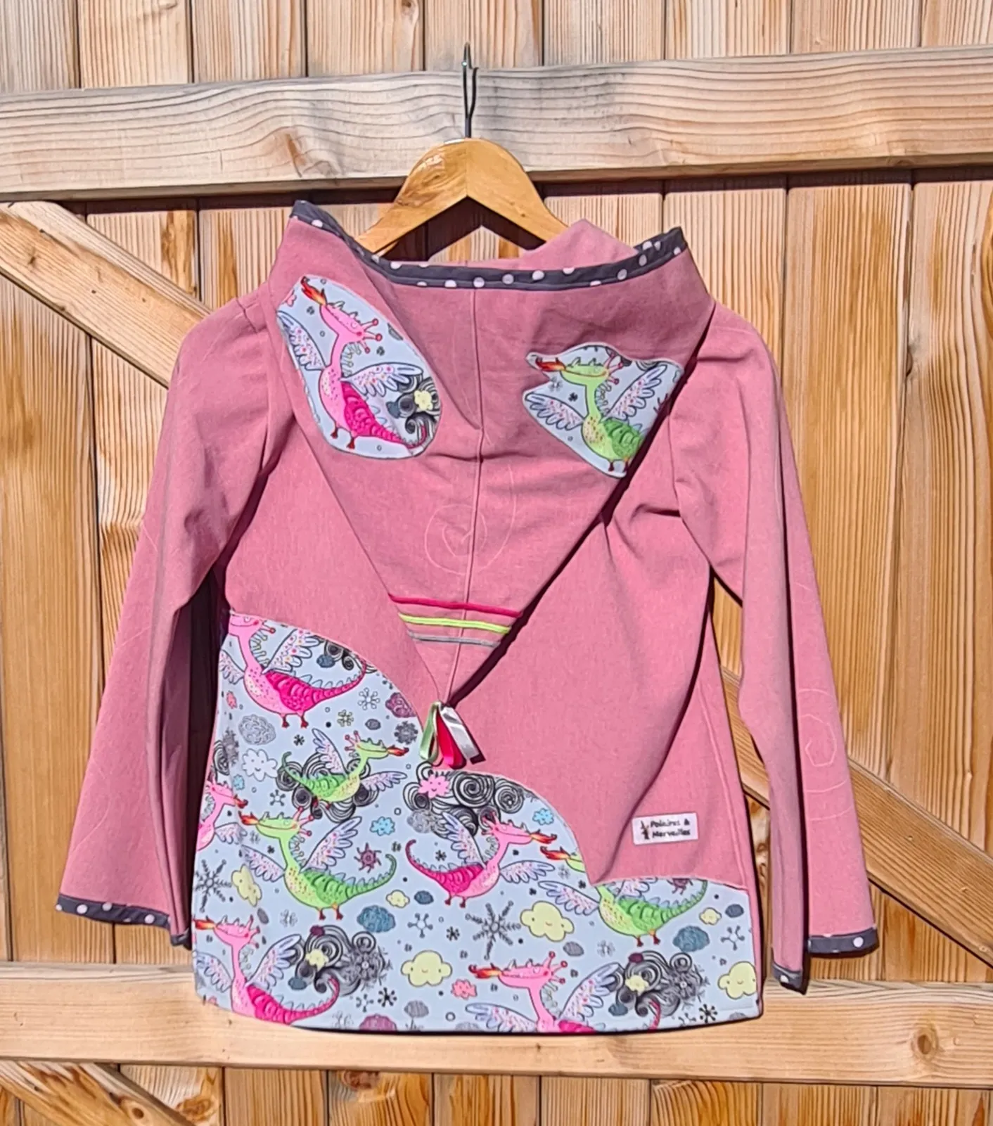 VESTE FILLE EN SOFTSHELL IMPERMEABLE ROSE CHINE CLAIR AVEC DRAGON 10 ans